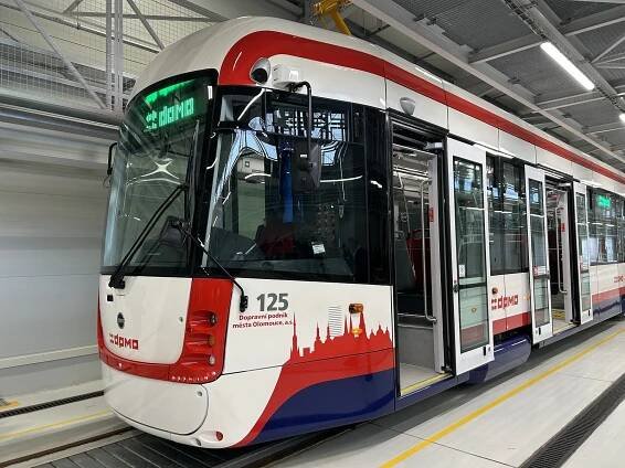 Olomouc už má první z nových tramvají, další přibudou. Podívejte se