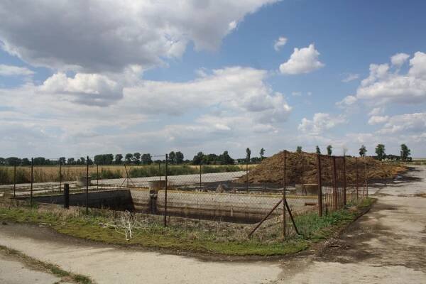 Zápach z hnojiště budí v obci vášně