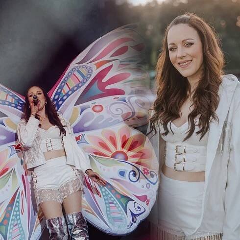 Collage: Der 90er-Jahre Star Jasmin Wagner aka Blümchen in weißer Kleidung, umrandet von Tänzern beim Campus Festival 2025. (Foto: SWR3, Ronny Zimmermann)