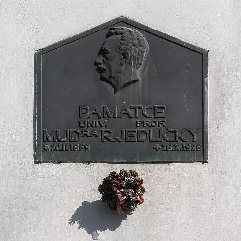 Soubor:Lysa nad Labem - Rudolf Jedlicka, pametni deska.jpg – Wikipedie