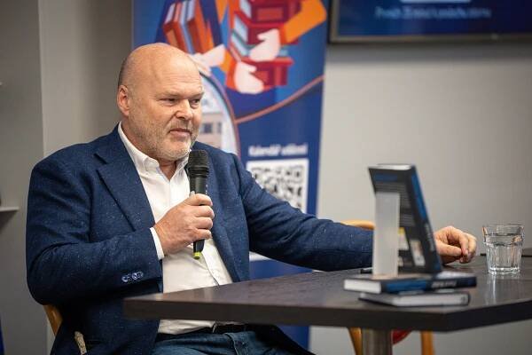 Profesor Kolář v Ostravě: pomáhá tenistkám na turnaji a představil novou knihu