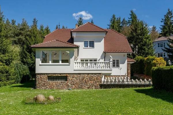 Prostorný rodinný dům 6+1 s garáží, zimní zahradou a výjimečným kouzlem v obci Družec | Aktuální nabídky | Jana Vilímková
