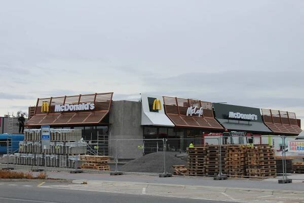 Stavba kolínského McDonalds finišuje. Otevře se 30. listopadu