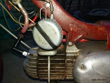 Motocykl Jawa 50 typ 550 Pionýr (pařez) z roku 1958 v originálním stavu - v roce 1958 již nadradiční karburátor Jikov 2912