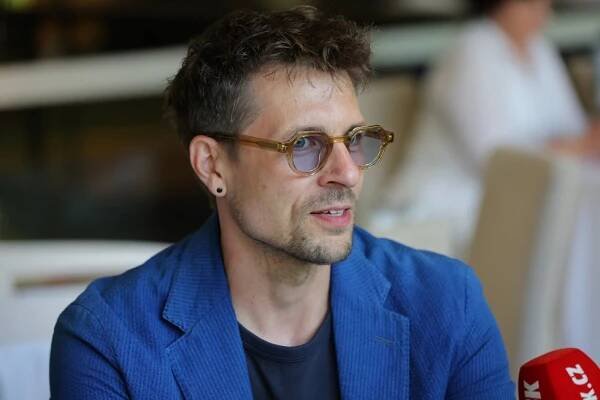 Juraj Loj jako kontroverzní sexuální predátor ve filmu Sbormistr: Pletli si mě s Kulínským!