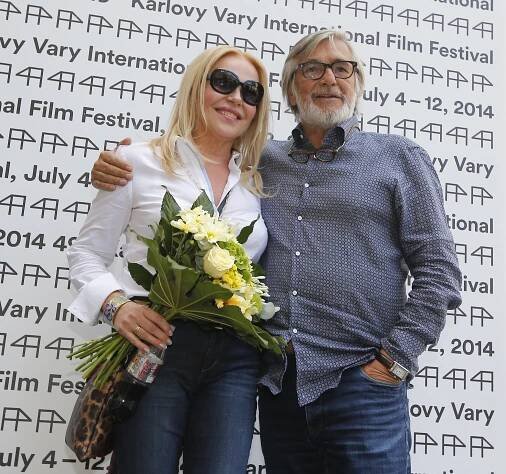 Dagmar Havlová ve Varech: loni trochu kontroverzní „pytel“, letos je královnou strohé elegance. Takhle jí to slušelo!