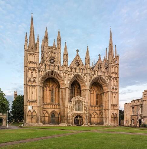 Soubor:Peterborough Cathedral Exterior 2, Cambridgeshire, UK - Diliff.jpg