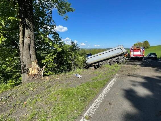 Dopravní nehoda kamionu u Šluknova - Království | hasici.cz 