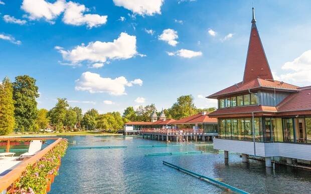 Maďarsko u termálního jezera: Hotel Fit Hévíz *** s polopenzí + neomezené wellness (horký bazén a sauny)