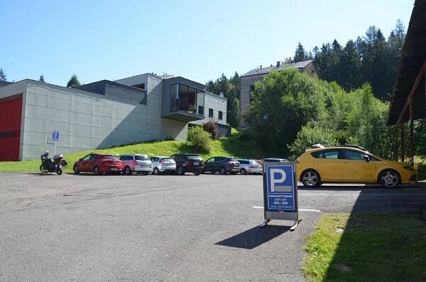 Parkoviště u sportovní haly Harrachov