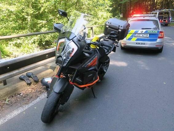 Karlovarsko: O víkendu bourali i motorkáři, jeden utrpěl vážná zranění
