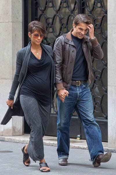 Halle Berry and Olivier Martinez walking together in Paris.