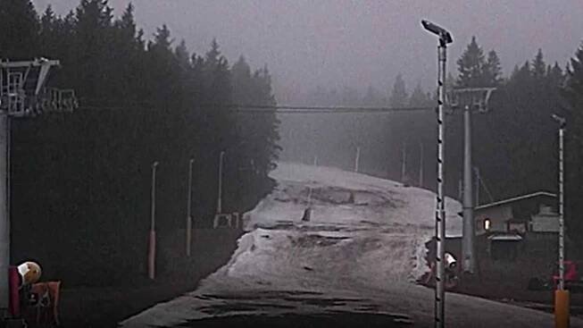 Dobojováno, prohráli jsme, zní ze Skiareálu Klínovec. Roztál mu sníh