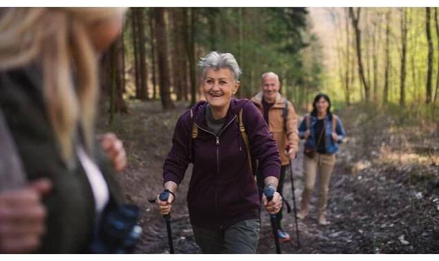 Skupina seniorů turisté venku v lese v přírodě, chůze. — Stock obrázek