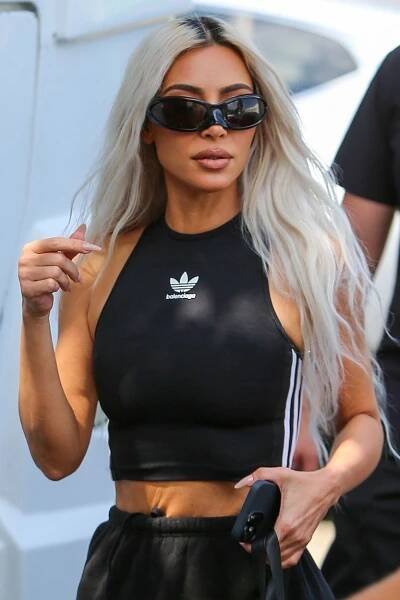 Kim, už to nepřeháněj! Kardashian už je tak hubená, že jí v pase přebývá kůže
