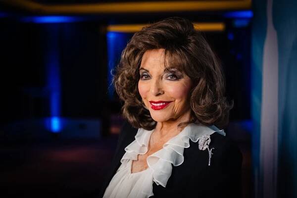 Joan Collins se stále naplno věnuje herecké kariéře. 