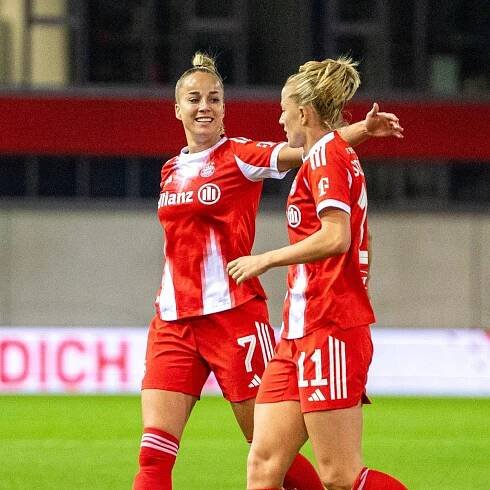 Jubel über das 3:0: Giulia Gwinn (#7) und Lea Schüller (#11) vom FC Bayern feiern beim Google Pixel Frauen-Bundesligaspiel gegen den SC Freiburg am 23.09.2025.