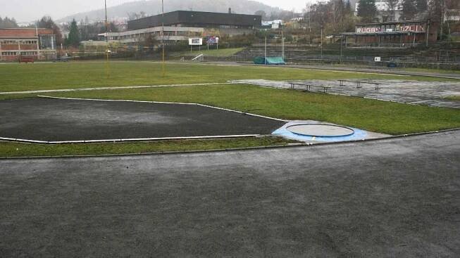 Sportovci s napětím čekají opravu stadionu