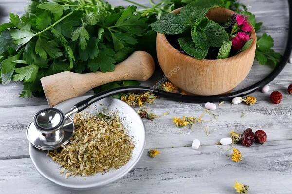 Alternativní medicíny byliny, plody a stetoskop na dřevěný stůl pozadí — Stock obrázek