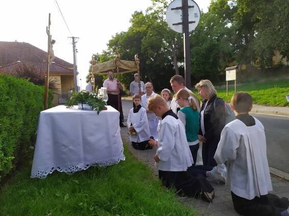 Průvod Božího Těla ve Bzenci – farnost-bzenec.cz