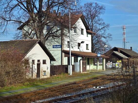 Soubor:Skuteč, nádraží (1).jpg