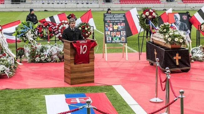 Se zesnulou legendou Jozefem Adamcem se do Trnavy přišly rozloučit tisíce lidí