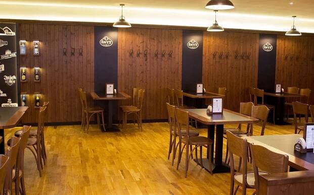 Pochutnejte si: burger podle výběru, hranolky a omáčka pro 1 až 4 osoby