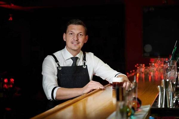 Barman Tomáš Kubíček při své práci.
