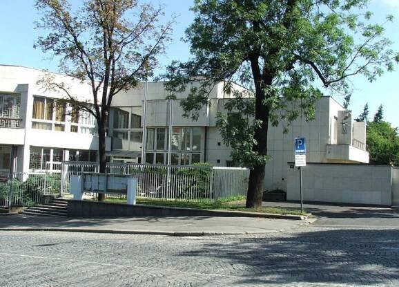 Zpřístupněte ukrajinským dětem vaši školu, vyzývá starosta Prahy 6 ruskou ambasádu