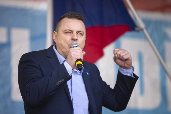 Rajchl kritizoval obec za „ukrajinský“ věnec v Ležákách, jsou to však barvy z jejího znaku