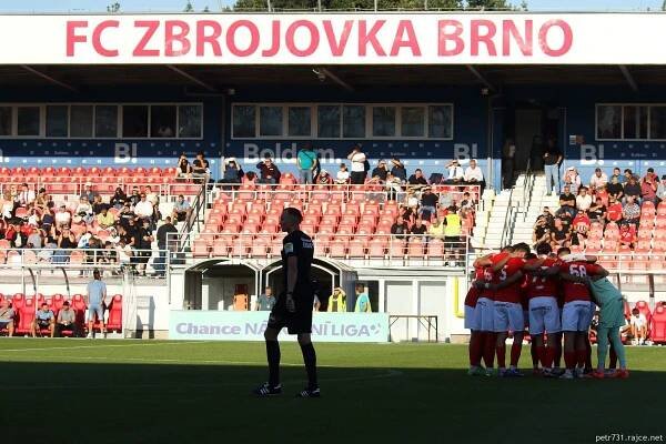Hlavy v dlaních, loučení s kapitánem i slzy. Podívejte se na top fotky Zbrojovky