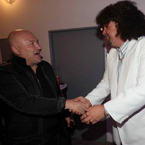 Michal David opožděně slaví 60. narozeniny: Village People doma hostil krevetami, dnes mají koncert!