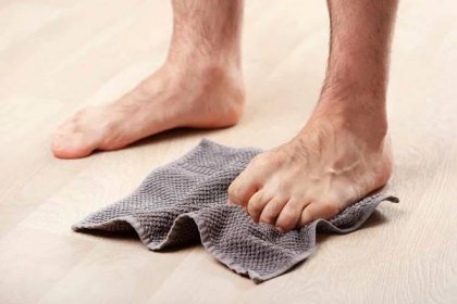 muž dělá ploché nohy korekce gymnastické cvičení popadnutí ručníku doma - palec na noze - stock snímky, obrázky a fotky
