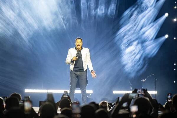 FOTOREPORT: Král milostných balad se vrátil do Prahy. Lionel Richie v O2 areně vzpomínal