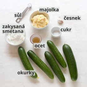 Ingredience na okurkový salát s majonézou, s popiskem.