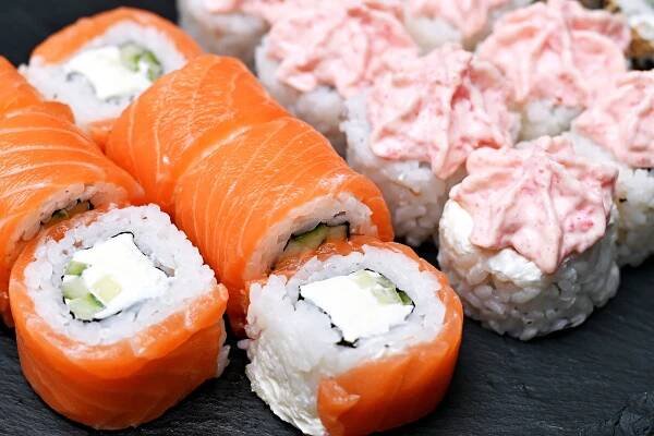 Až 50 ks sushi v setu i s gyoza taštičkami a rýžovými kuličkami s masem