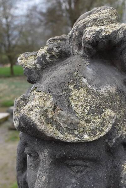 Hodnotné starožitné torzo - originální a vícekrát opravovaná hlava dnes už neznámé barokní sochy Svatého Floriána