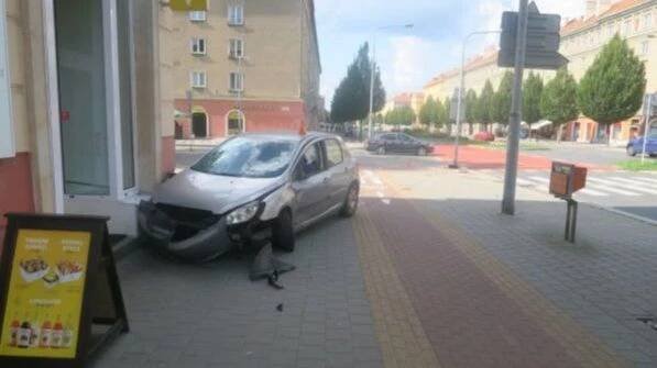 Opilec ujíždějící policii srazil na chodníku v Havířově chlapce - Novinky