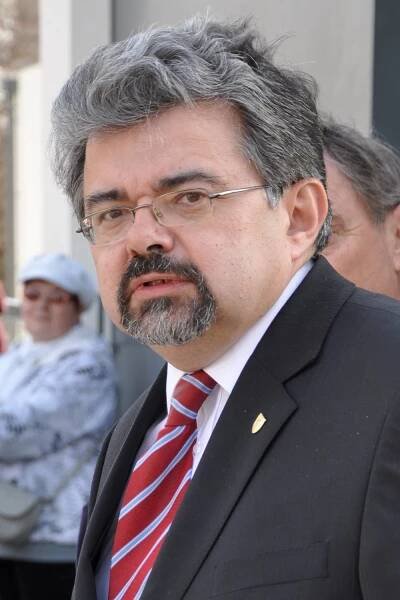 PhDr. Ing. Jiří Weigl, CSc. (* 21.1.1958 Strakonice) je český ekonom a arabista, v letech 1992-1997 vedoucí sboru poradců předsedy vlády ČR, v letech 2003-2013 vedoucí Kanceláře prezidenta republiky Václava Klause, od ledna 2009 člen Národní ekonomické rady vlády (NERV) a současný ředitel Institutu Václava Klause, jehož je i spoluzakladatelem. ▬ V r. 1981 vystudoval ekonomiku zahraničního obchodu na Vysoké škole ekonomické a poté studoval arabistiku a orientalistiku na Filozofické fakultě UK. V r. 1992 absolvoval studijní program Financial Programming and Policy v MMF ve Washingtonu (USA). V letech 1986-1990 byl zaměstnán jako vědecký pracovník v Ekonomickém ústavu ČSAV. V letech 1990-1992 byl poradcem ministra Václava Klause na ministerstvu financí. V roce 1992 si jej Václav Klaus přivedl na Úřad vlády ČR jako vedoucího sboru poradců předsedy vlády, kde působil až do roku 1998. V letech 2003-2013 působil jako vedoucí Kanceláře prezidenta republiky Václava Klause.