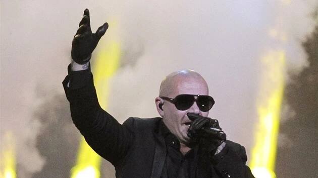 ZAKOUSNUL SE. Jedním z vystupujících během poločasové show byl rapper Pitbull.