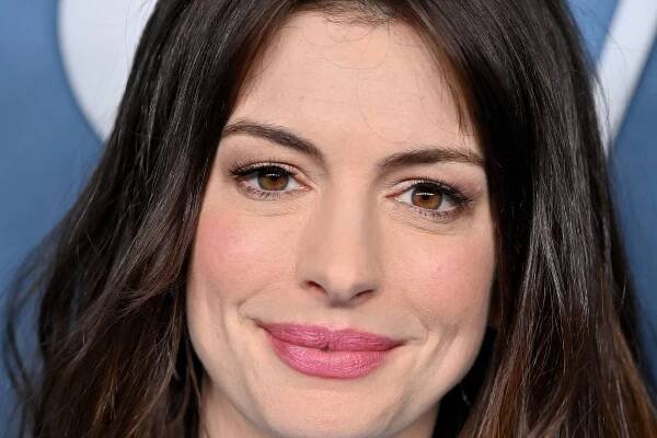 Anne Hathaway Is Unrecognizable Under All That Avatar Makeup — See Photos