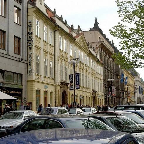 Ruští investoři koupili Slovanský dům v centru Prahy