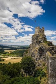 Lanochodci přecházeli 1. července po laně nataženém mezi věžemi zříceniny hradu Trosky v  Českém ráji. Akce se uskutečnila v rámci programu Léto na Troskách.