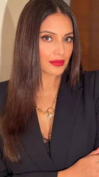 Bipasha Basu captivates all with her timeless charm