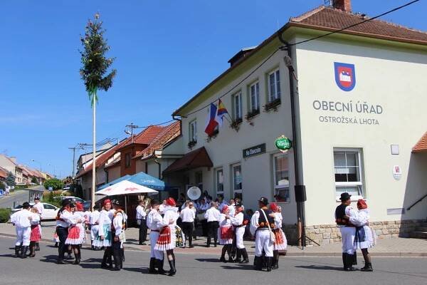 Ženáči tančili v Ostrožské Lhotě na hodech Československou besedu