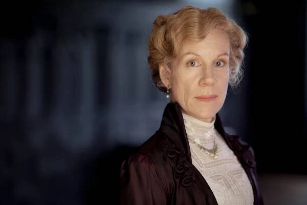 Vesnice - Série 2 - Promo - Juliet Stevenson