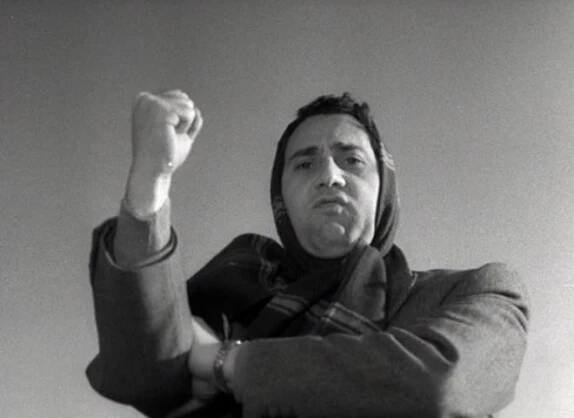 a still of Alberto Sordi in Vitelloni holding up a fist