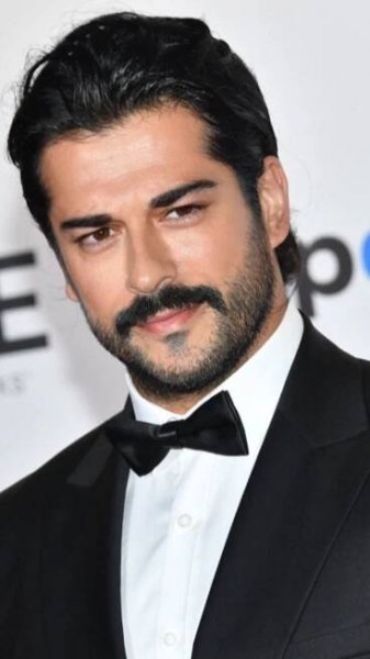 Pin de Saber DN em Flower background wallpaper | Ator de cinema, Homens turcos, Ator
