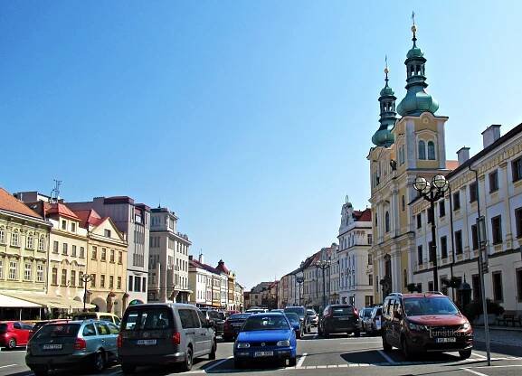 Přes Velké náměstí v Hradci… - Náměstí | Turistika.cz