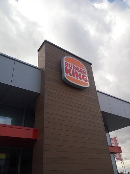 Retail Park Praha Štěrboholy - reklamní zařízení Burger King - PROST - orientační systémy 